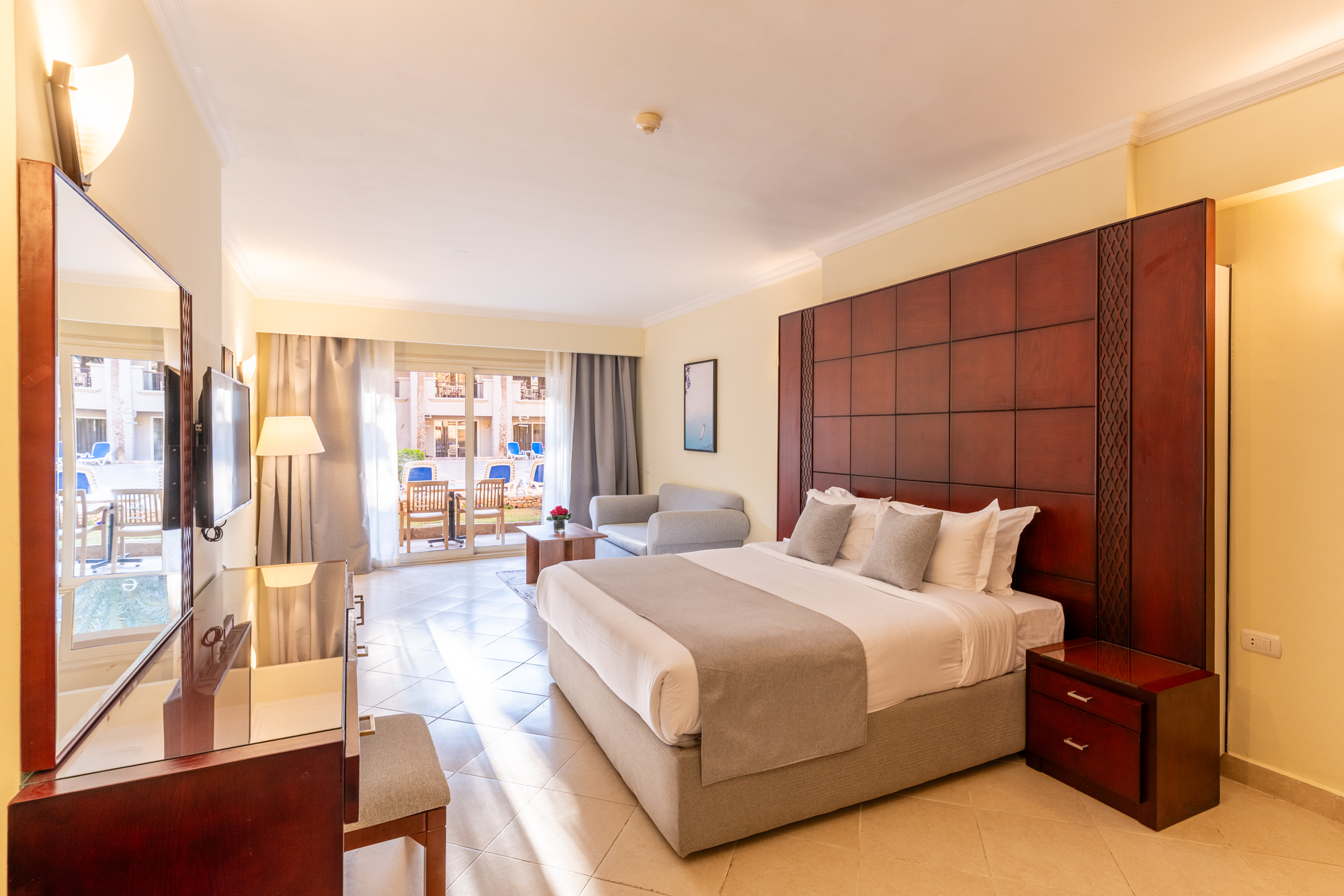 Club Room – Pool View